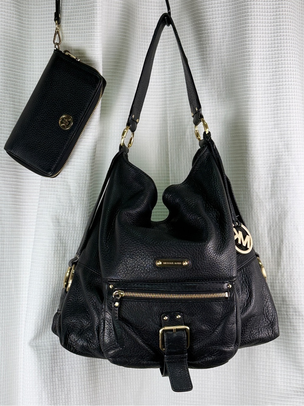 MICHAEL KORS Black Leather Hobo Shoulder Bag + Wallet | Gold Hardware | MK Charm